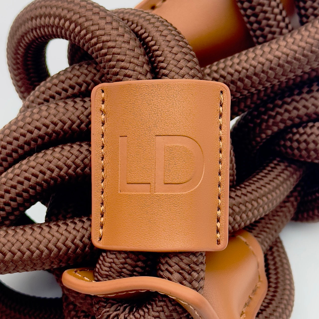 Harnais raffiné avec laisse intégrée pour promenade chic